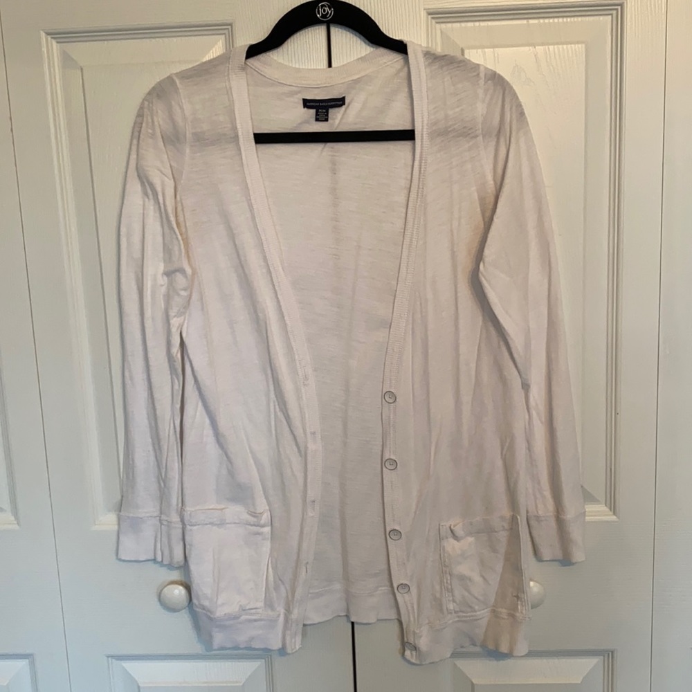 White cardigan with bottoms and pockets in front, M, American Eagle